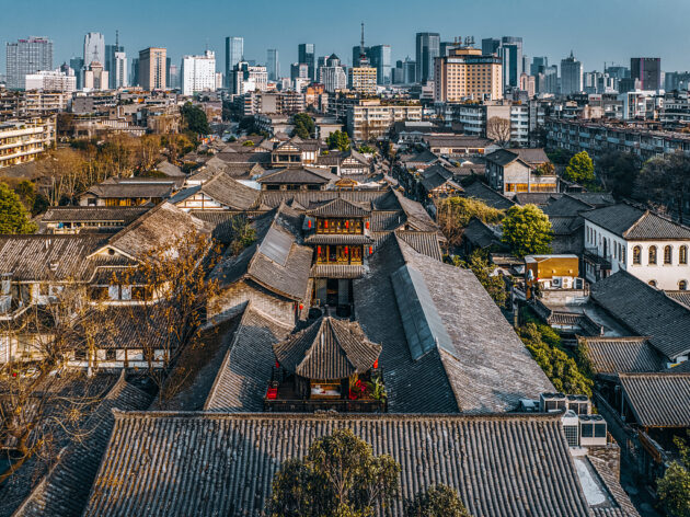 Wide and Narrow Alleys (宽窄巷子)