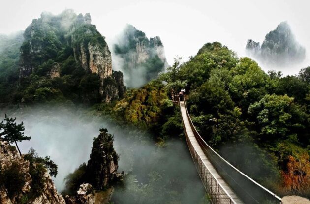 Lushan Mountain (庐山)
