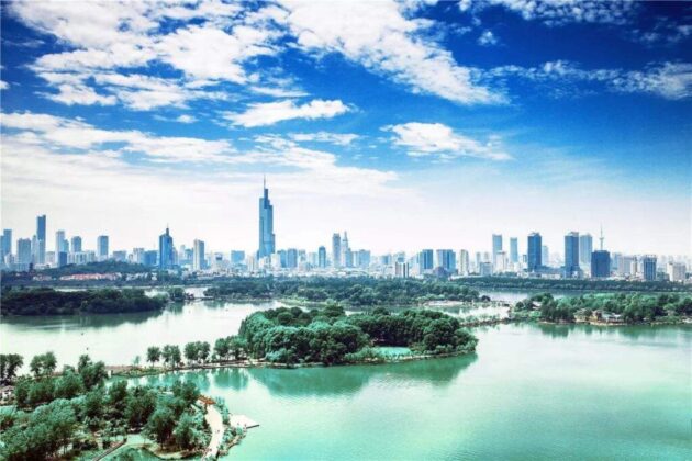 Xuanwu Lake Park (玄武湖公园) ★