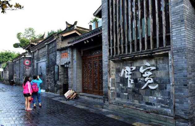 Wide and Narrow Alleys