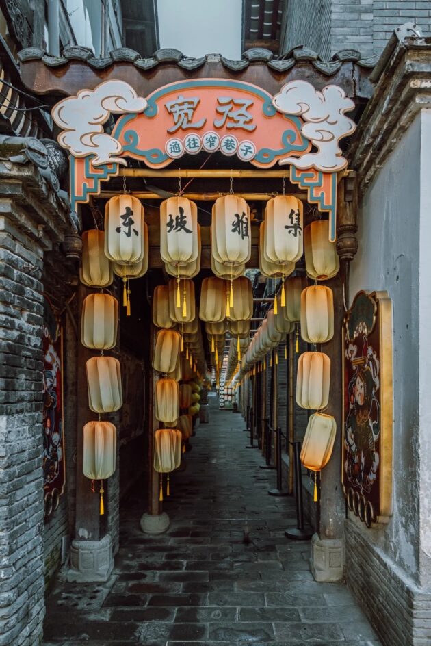 Wide and Narrow Alleys