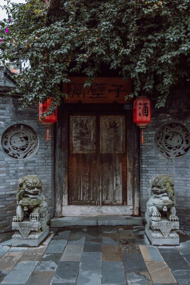 Wide and Narrow Alleys